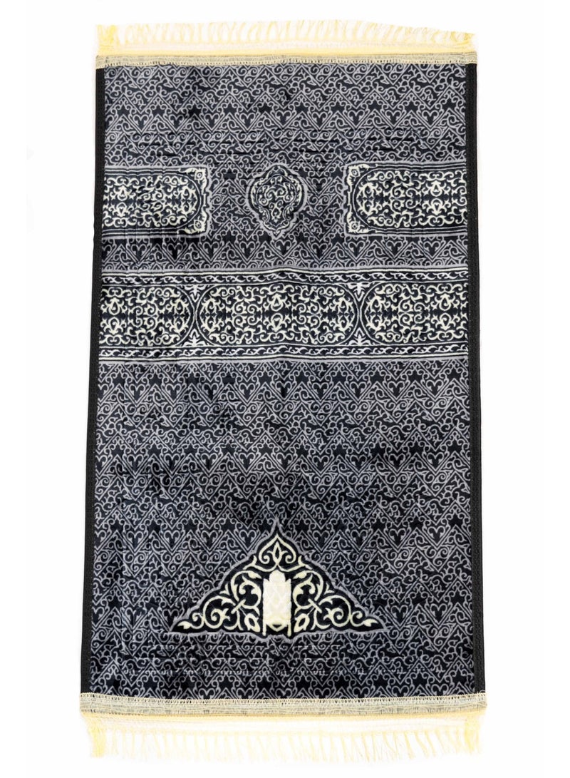 سجادتي باكج 1+1 سجادة صلاة كسوة الكعبة المشرفة ،تصميم مستوحى من جدار الكعبة المشرفة، ناعمة ومريحة للاستخدام اليومي في المنزل والمسجد، خفيفة وسهلة الحمل مثالي لهدايا رمضان والعيد، مقاس 70×110 سم، باللون الأسود - Image 3